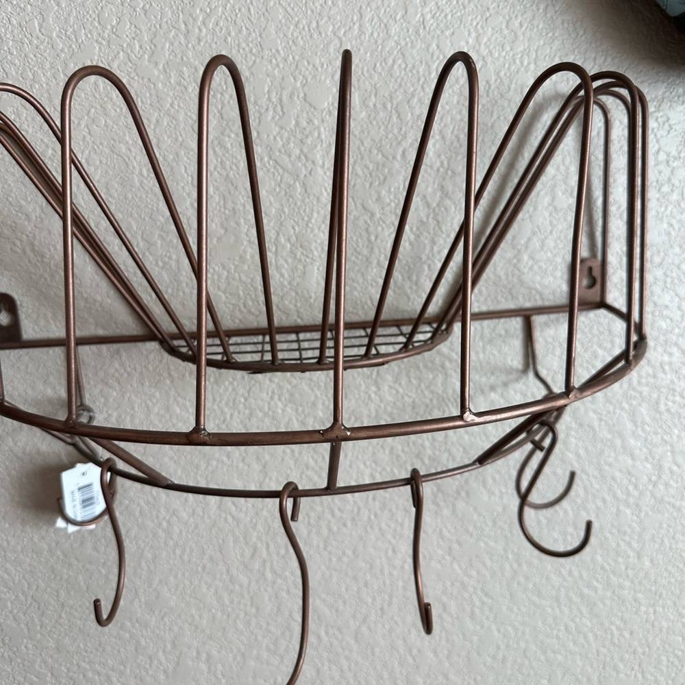 Wall plate and mug organizer